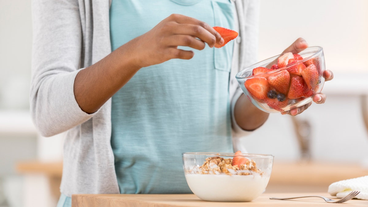 Berry yogurt parfait